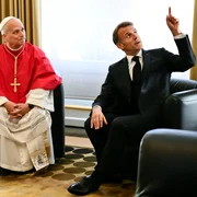 papa leon si emmanuel macron in franta2 jpg