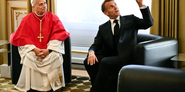 papa leon si emmanuel macron in franta2 jpg