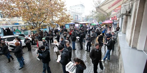 Zeci de tineri au făcut un flashmob spectaculos în centrul capitalei