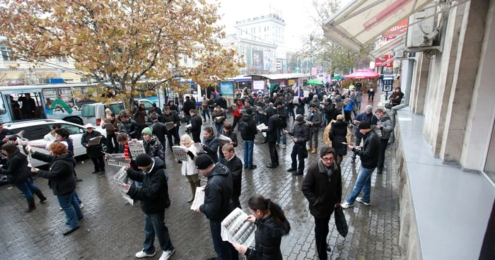 Zeci de tineri au făcut un flashmob spectaculos în centrul capitalei