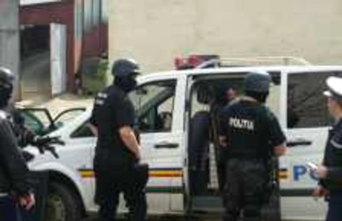 Poliţiştii îl caută pe cel de-al cincilea membru al grupării (foto arhiva)