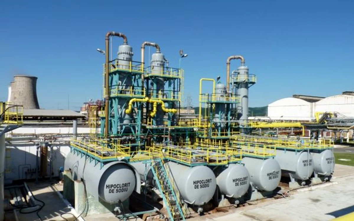 Hipocloritul de sodiu produs pe platformele Chimcomplex Borzeşti şi Râmnicu Vâlcea FOTO Adevărul