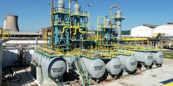 Hipocloritul de sodiu produs pe platformele Chimcomplex Borzeşti şi Râmnicu Vâlcea Foto Adevărul