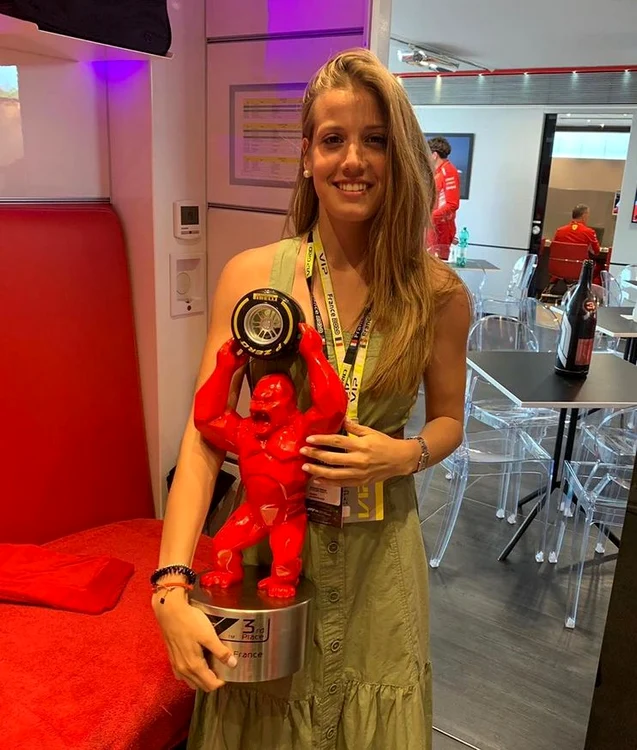 Giada Gianni, cu unul dintre trofeele cucerite de fostul ei iubit, Charles Leclerc