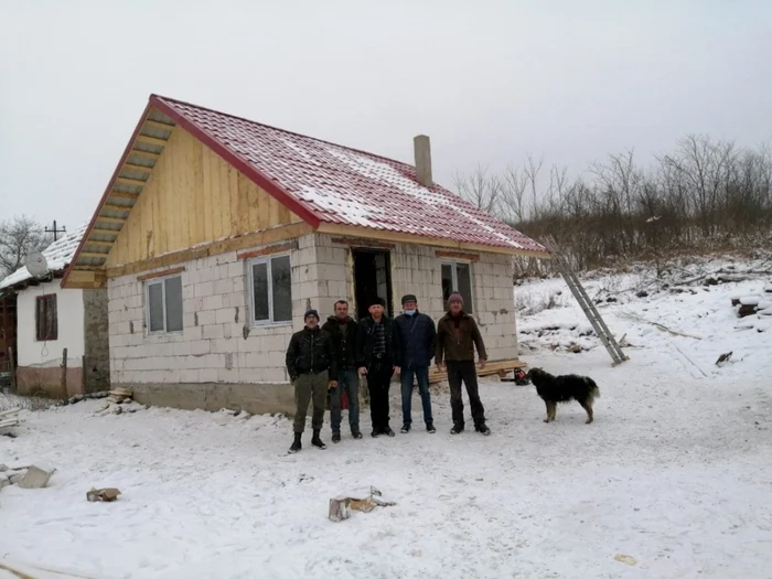 Alături de câţiva voluntari, preotul Vasile Manţa a reuşit să ridice casa FOTO L.M.