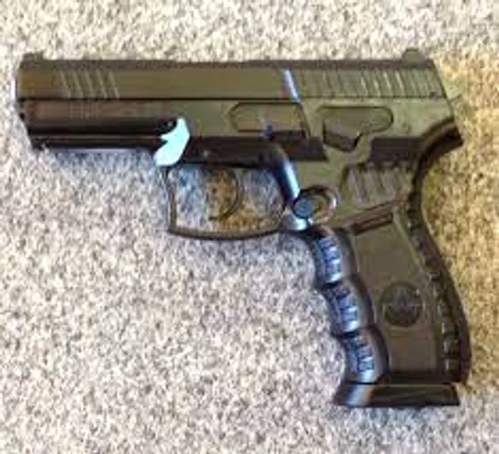 
    După ce foarte mulți șoferi amenință în trafic cu pistolul, acum au început și pietonii să folosească armele pentru a traversa  