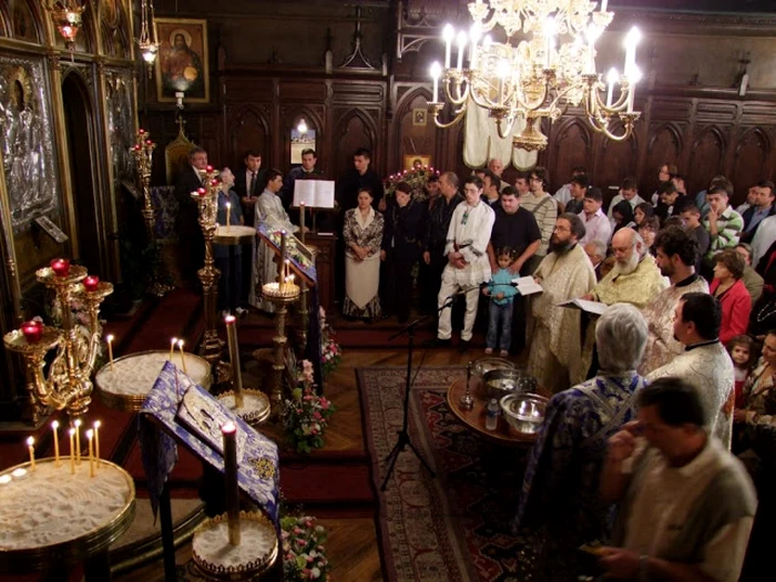 Credincioşii au venit la slujbă, la biserica ortodoxă din Paris Foto:egliseroumaine.ro