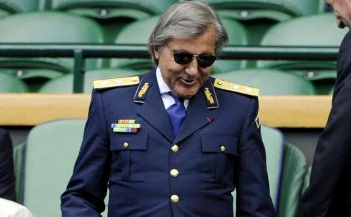 Ilie Năstase, un om care la 69 de ani nu reuşeşte să se ferească de penibil. Din păcate, acestuia pare să-i placă prea mult circulfoto: Facebook