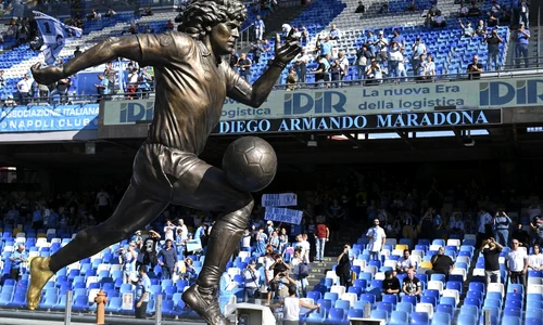 Diego Maradona, statuie la Napoli jpg