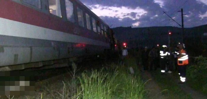 Martorii susţin că persoana spulberată de tren s-a aruncat în faţa locomotivei. FOTO: Someşanul.