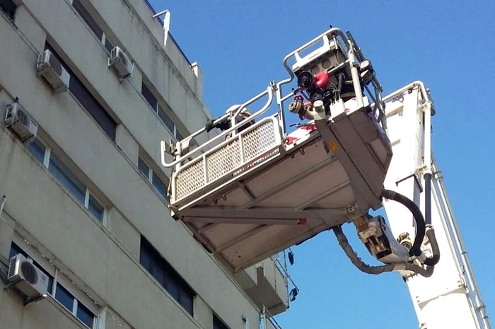 
    Pompierii au urcat cu scara mobilă ca să dea jos țurțurii (fotografii: ISU București-Ilfov)  