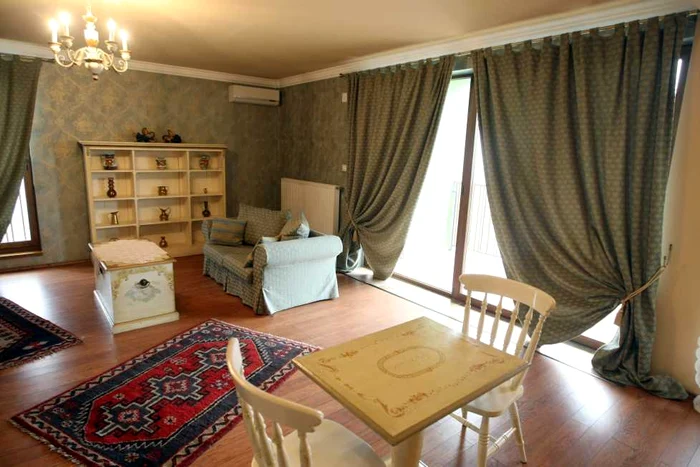 Patru dintre apartamente au mobila pictată de o artistă din Timişoara