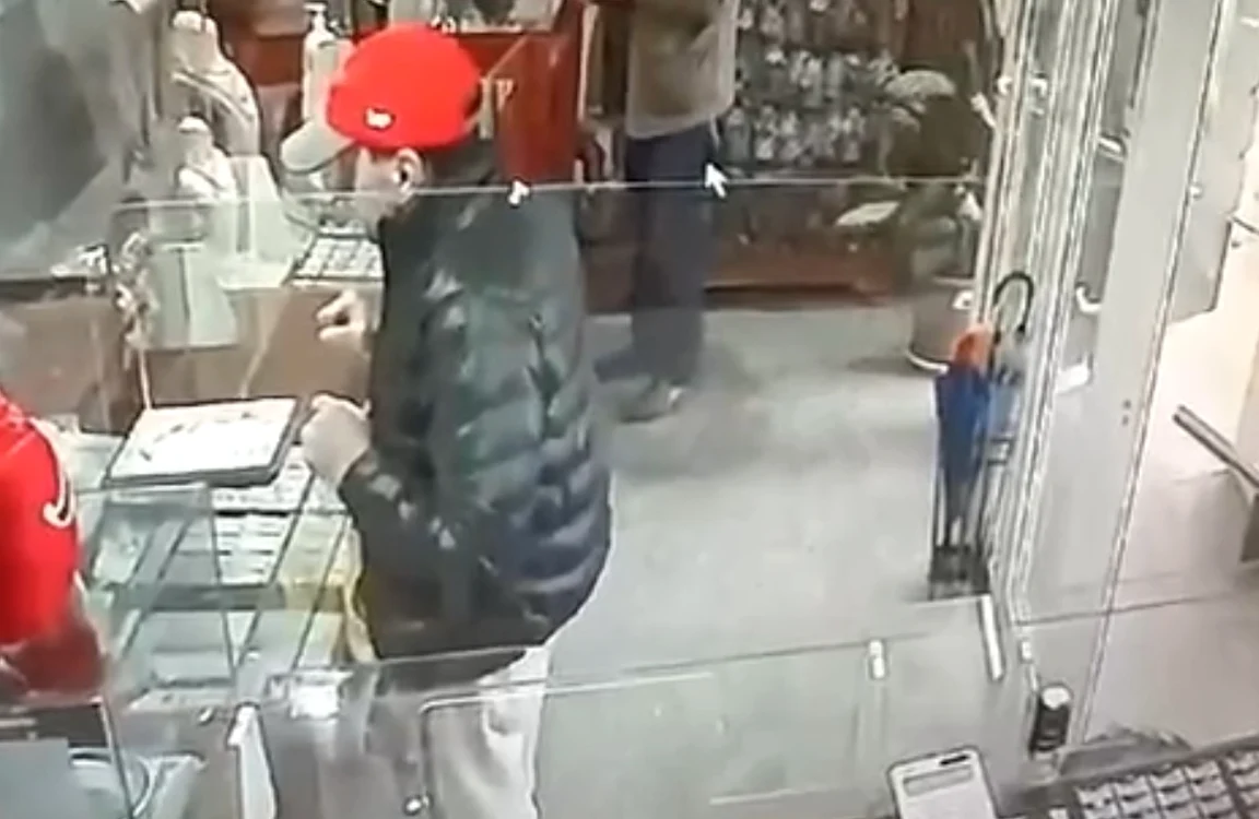 Hoțul a fugit cu bijuteriile din aur FOTO captură video