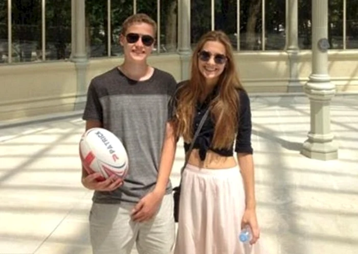 Fotografia a fost realizată astfel încât mâna stângă a bărbatului să pară că este a partenerei sale, dar de fapt este tot a lui