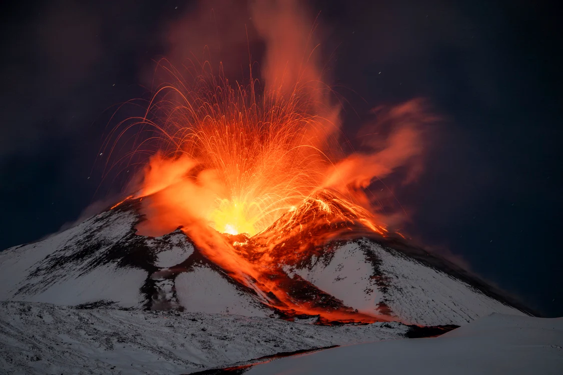 Vulcanul Etna în plină erupție 