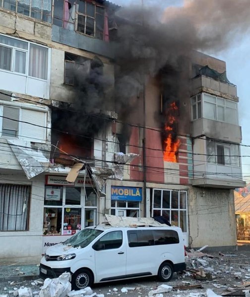 Explozie urmată de incendiu într-un apartament din Însurăței. Martorii, speriați de bubuitură: „Am zis că e un bombardament”