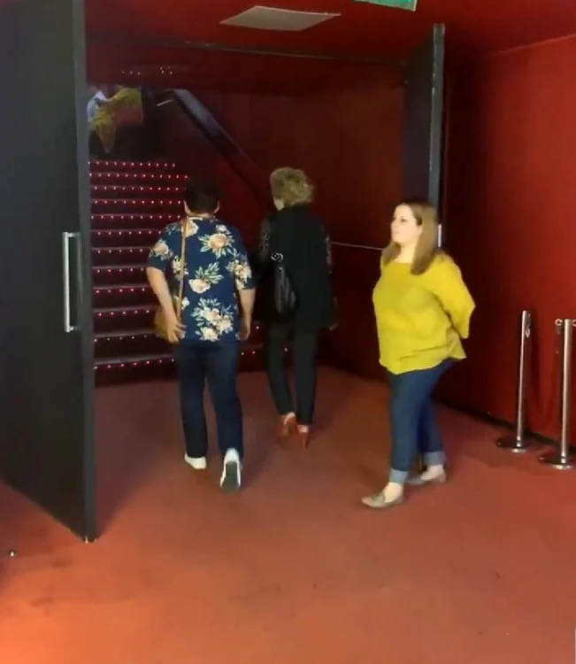 Mama și mătușa intră, în cele din urmă, în sala corectă