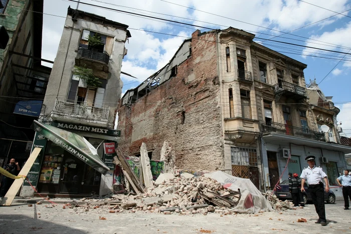 O clădire veche de pste 100 de ani s-a prăbușit, din senin, în centrul Bucureștiului, la 15 mai 2013