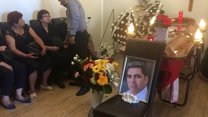 Mama lui Marcel Toader își vechează fiul pentru ultima oarăfoto: Sânziana Ionescu / Adevărul