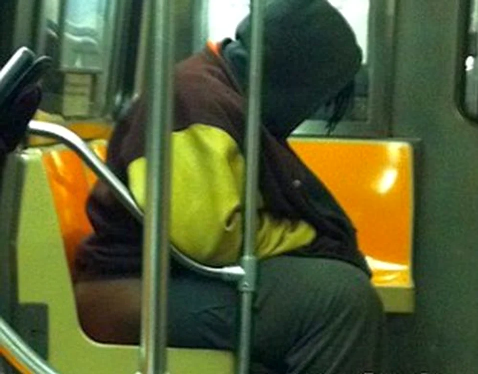 Atenţie, în metroul din New York ai nevoie de stomac tare.
