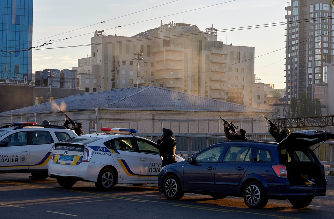 Polițiști ucraineni au încercat să doboare dronele cu puștile FOTO Profimedia 