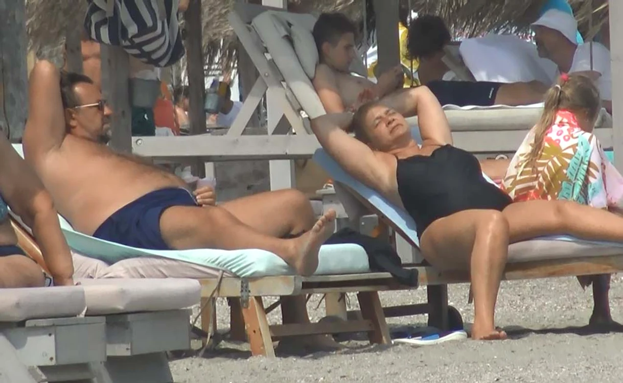 Horia Brenciu și soția lui, Alice Dumitrescu, s-au pitit sub umbrelă de soarele arzător