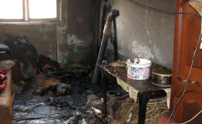 Garsoniera a luat foc de la jarul căzut din sobă