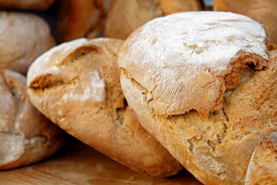 Pâinea, alături de o jumătate de cartof, se va păstra mult mai proaspătă / foto: Pixabay