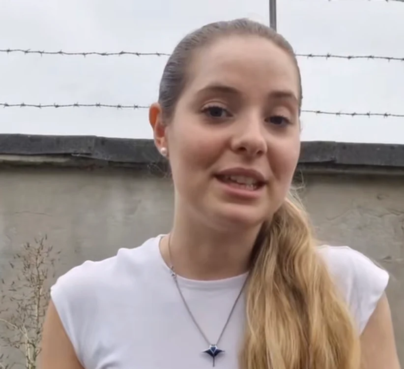 Tânăra este stabilită de câțiva ani în România Foto: captura video