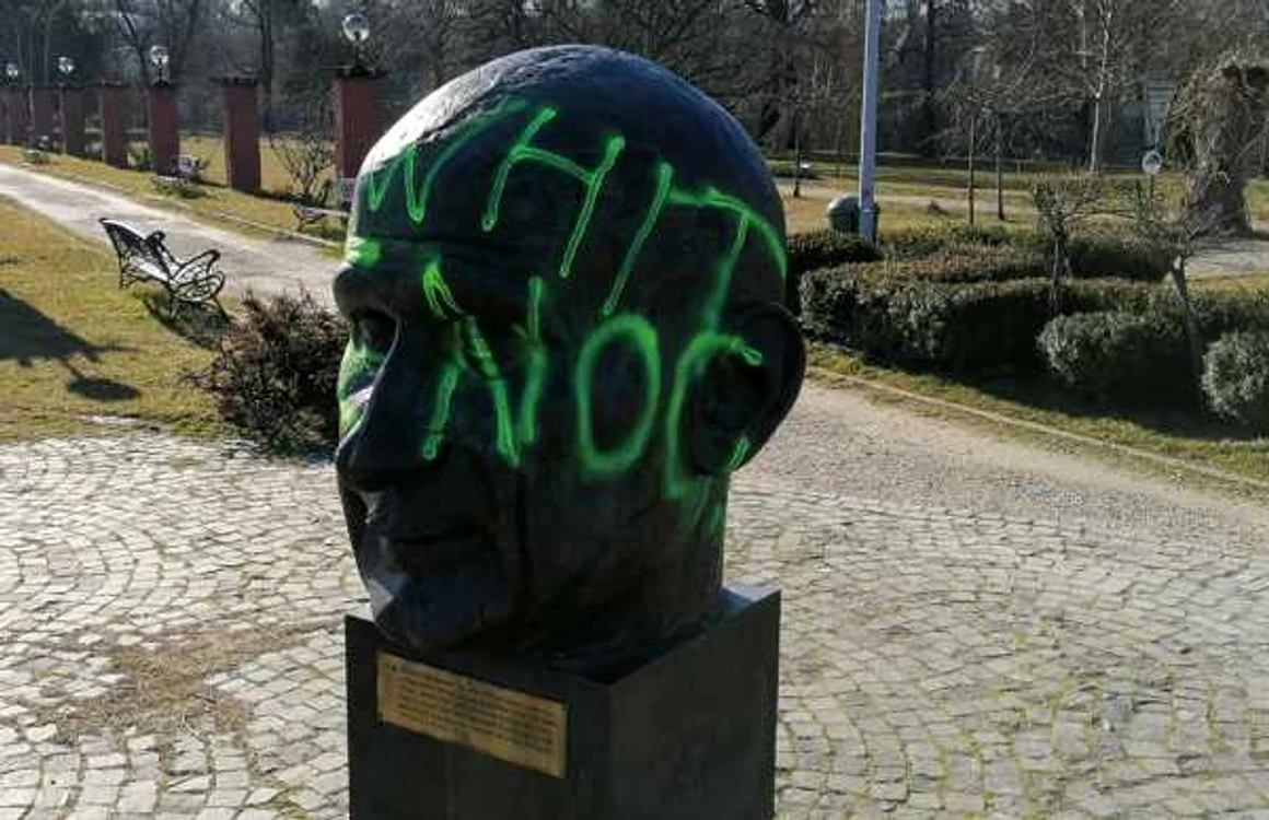 Statuile au fost inscripţionate cu vopsea(Foto Facebook)