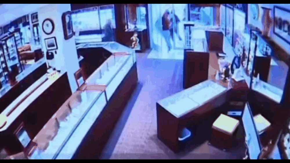 Jaf de 2 milioane de dolari în doar 90 de secunde. Hoții au fugit cu sacii plini de diamante, aur și ceasuri de lux