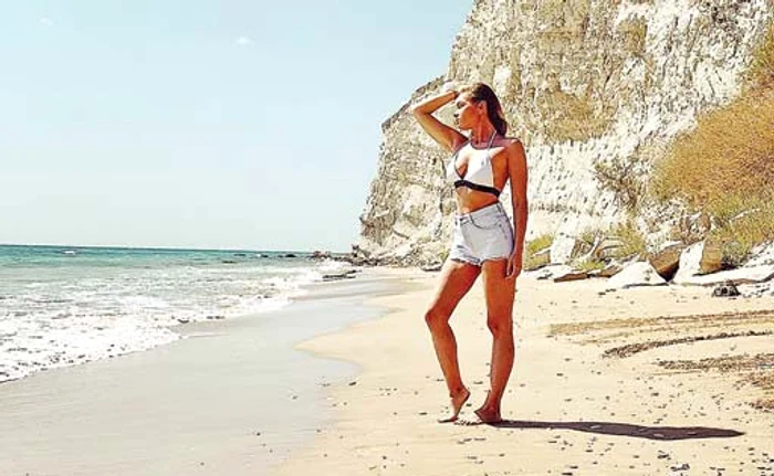 Solista a pozat provocator pentru iubit și pentru fanii virtuali