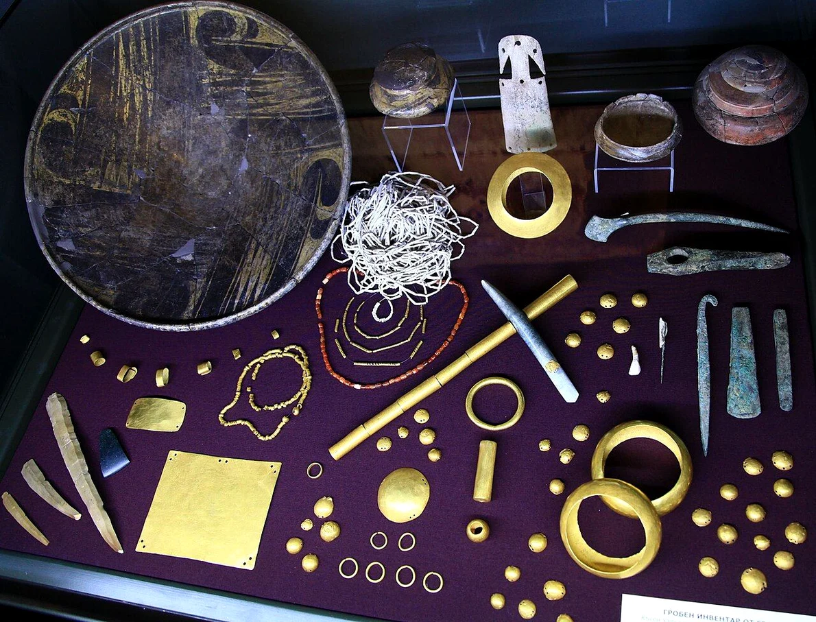Bijuterii descoperite în necropola de la Varna, expuse la Muzeul de Arheologie din Varna (© Wikimedia Commons)