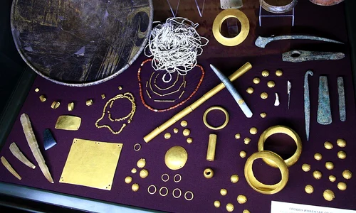 Bijuterii descoperite în necropola de la Varna, expuse la Muzeul de Arheologie din Varna (© Wikimedia Commons)