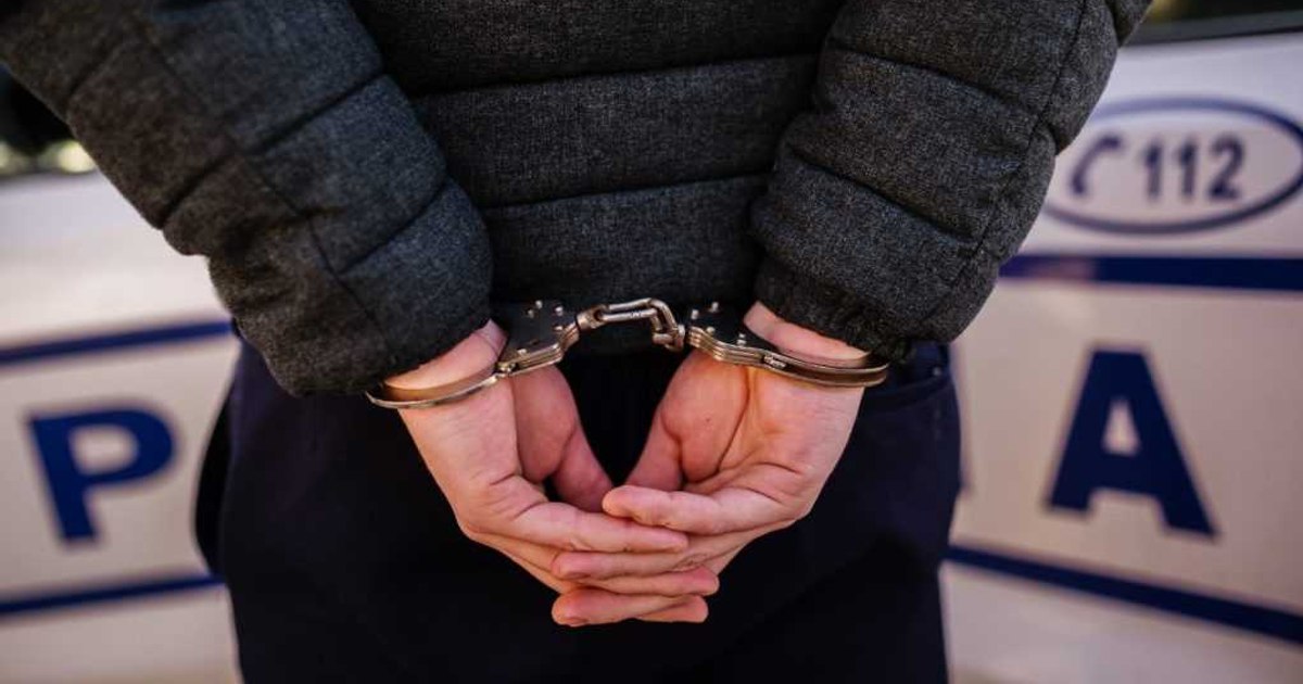 Tineri reținuți după ce au furat burlane de la o biserică!