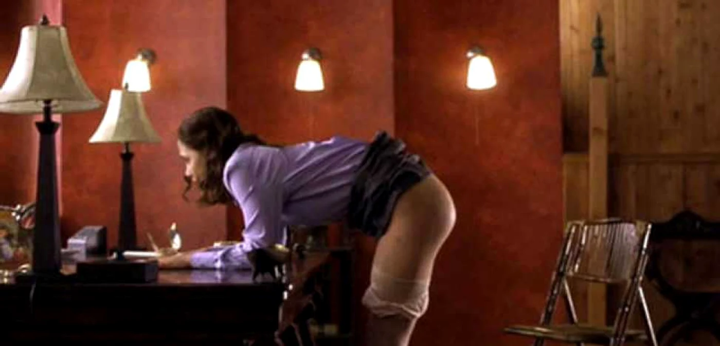 Maggie Gyllenhaal în filmul The Secretary FOTO sabah.com.tr