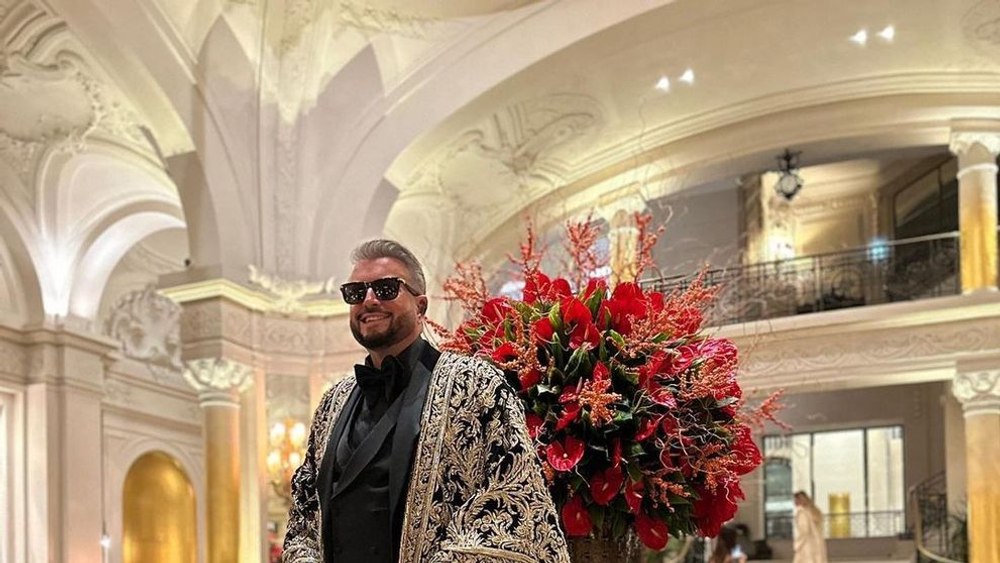 Cătălin Botezatu la balul de la Hôtel de Paris cu mantie din aur și pietre prețioase | sursa foto: Adevarul