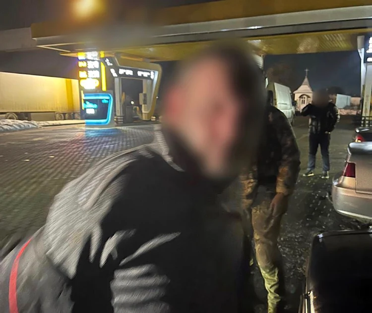 Un bărbat a aruncat un dispozitiv exploziv spre autospeciala poliției FOTO:Poliția regiunii Cernăuți