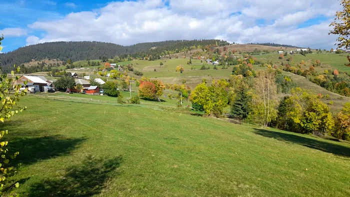 Spre Petreasa, masivul de 1600 de metri altitudine FOTO Fcebook/ Județul Alba