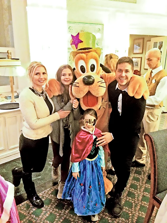 
    Jorge, în universul Disney, alături de soţia Ramona Prodea, fiica acesteia, Ilinca, şi micuţa KarinaFoto: arhiva personală  