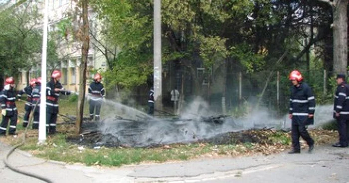 Hunedoara: Pompierii au stins un incendiu izbucnit în faţa morgii din Deva