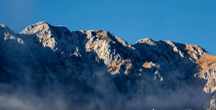 Imagini spectaculoase cu Parcul Naţional Piatra Craiului învăluit în ceaţă