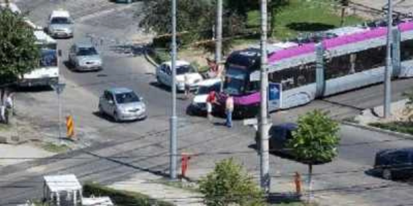 Tramvaiul polonez, accidentat în Mănăştur (foto Cătălin Marius)