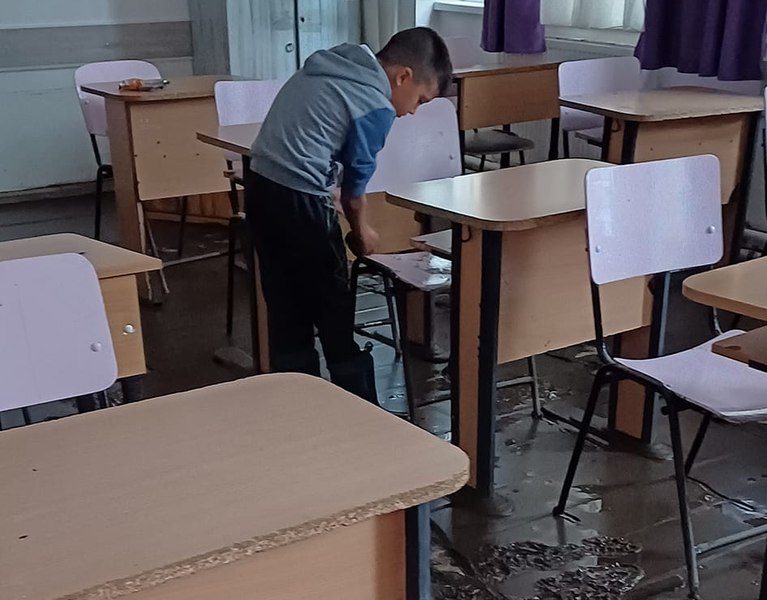 „Ce imagine! Privesc și plâng”. Copiii au venit să curețe nămolul din școala în care învață, grav afectată de inundații FOTO