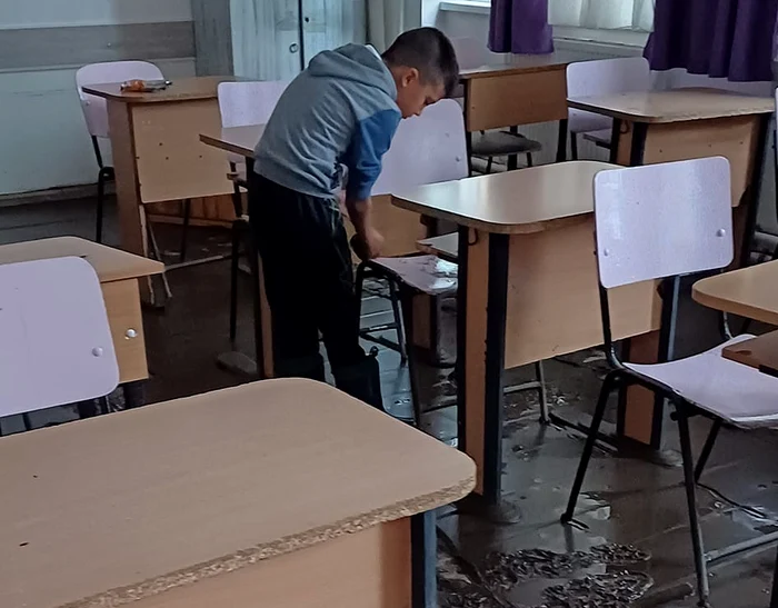Cosmin a venit să curețe școala în care învață FOTO: Anca Dediu