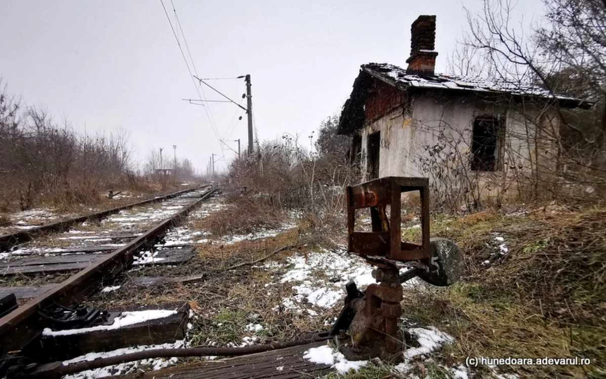 O fostă construcţie a CFR, de pe calea ferată Hunedoara - Simeria. Foto: Daniel Guţă. ADEVĂRUL