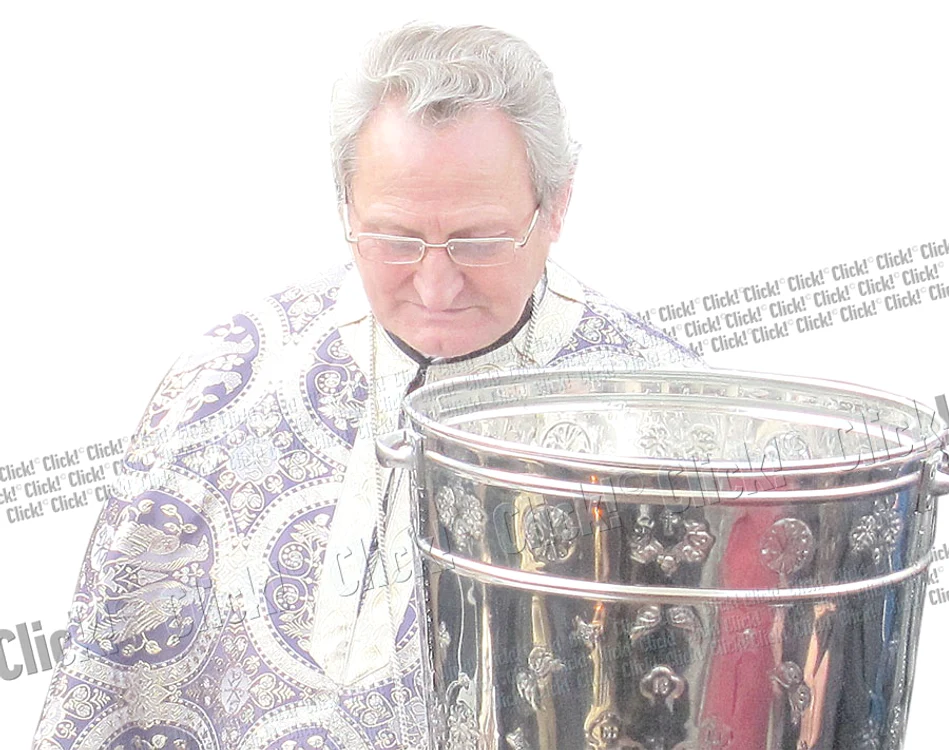 
    Preotul Tudor Marin,  parohul Bisericii  “Sfântul Ioan  Botezătorul”,  sfinţea la acest  lăcaş de cult  din 1990, el fiind cel  care l-a restaurat  