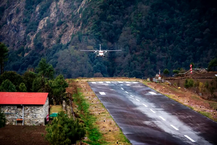 Aeroportul se află în Nepal