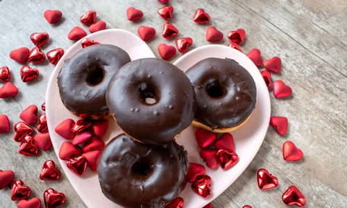 Gogosi cu glazura  de ciocolata  Sursa foto shutterstock 1917381263 jpg