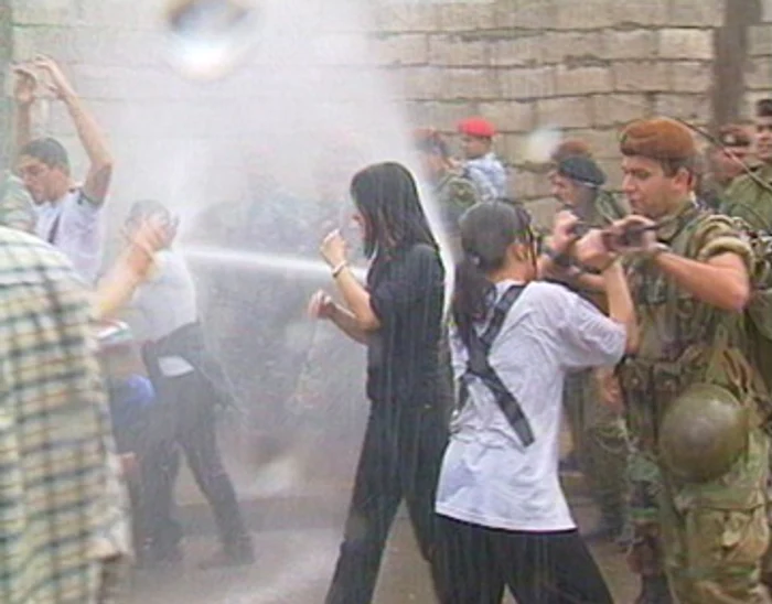 
    Poliţia a reţinut circa zece persoane, dintre care nouă au fost plasate în arest preventiv.  